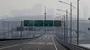 Suasana Jembatan Hong Kong-Zhuhai-Macau yang segera diresmikan di kota Zhuhai, China selatan, Rabu (28/3). Pemerintah China diketahui butuh waktu 14 tahun untuk merencanakan serta membangun struktur jembatan yang sangat besar itu. (AP Photo/Kin Cheung)
