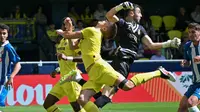 Penjaga gawang Espanyol asal Spanyol #01, Joan Garcia, dan bek Villarreal asal Argentina #08, Juan Foyth, melompat untuk merebut bola selama pertandingan liga Spanyol antara Villarreal CF dan RCD Espanyol di stadion La Ceramica di Vila-real pada tanggal 27 April 2025. (JOSE JORDAN/AFP)