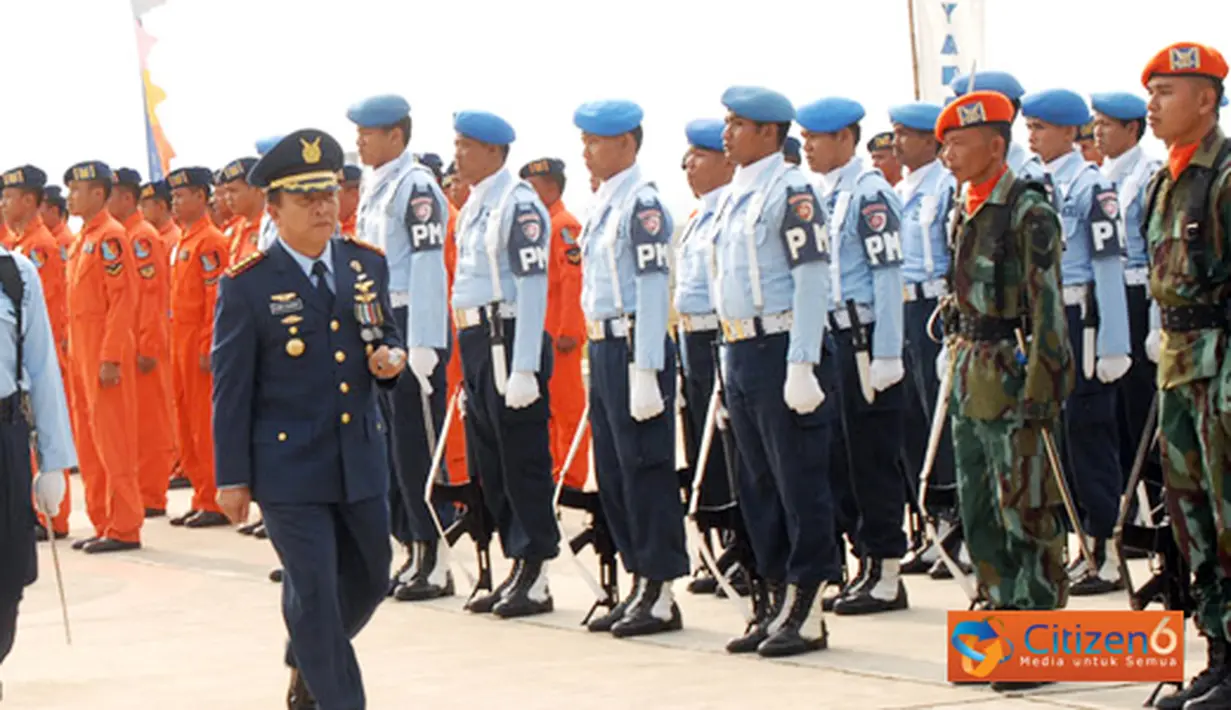 Citizen6, Kalijati: Danlanud Suryadarma, Kolonel Pnb H Dumex Dharma bertindak sebagai Irup pada Upacara HUT ke-66 TNI di Lanud Suryadarma, Kalijati, Subang, Rabu (6/10). (Pengirim: Muslih Udin)