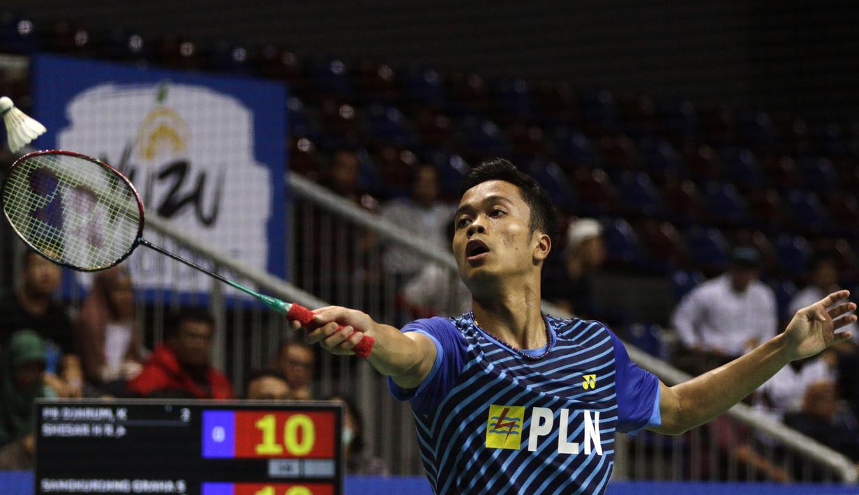 Pebulutangkis SGS PLN Bandung, Anthony Ginting mengembalikan kok ke arah pebulutangkis PB Djarum, Shesar Hiren pada Kejurnas Beregu Campuran di Britama Arena, Jakarta, Kamis (20/12). Shesar berhasil mengalahkan Anthony. (Bola.com/Yoppy Renato)