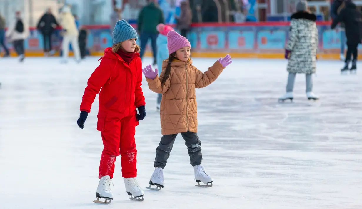 Anak-anak bermain skating di gelanggang es GUM di Lapangan Merah di Moskow, Rusia (2/12/2020). Gelanggang es di Lapangan Merah tersebut akan dibuka untuk umum hingga 1 Maret 2021. (Xinhua/Bai Xueqi)