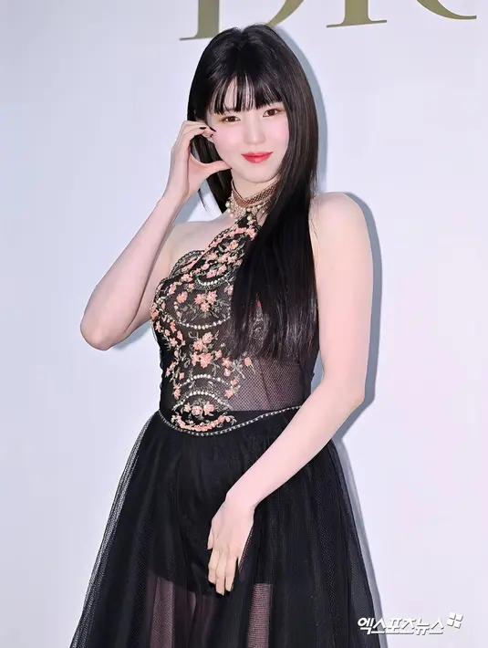 Namun, kali ini ia hadir dengan tampilan berbeda yang membuat para penggemar dan tamu undangan terpukau. Gaya rambut baru dengan poni yang membuatnya terlihat semakin manis dan segar. [@xeesoxee].