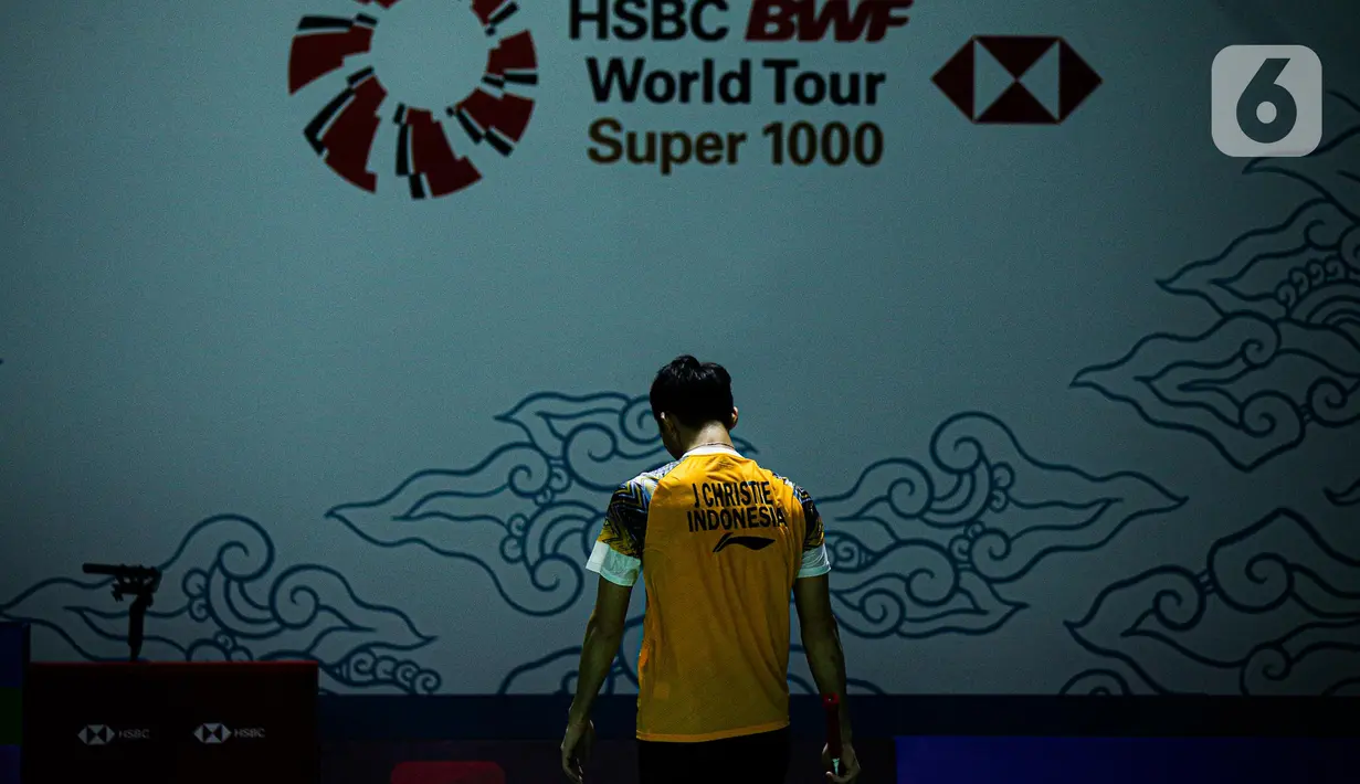 Pebulu tangkis tunggal putra Indonesia Jonatan Christie tertunduk usai kehilangan poin saat melawan wakil China Zhao Jun Peng pada babak 16 besar Indonesia Open 2022 di Istora Senayan, Jakarta, Kamis (16/6/2022). Jonatan Christie atau akrab disapa Jojo menyerah 12-21, 21-18, 14-21. (Liputan6.com/Faizal Fanani)