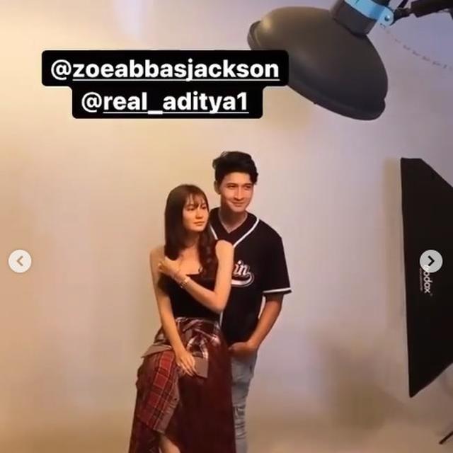 6 Gaya Pemotretan Aditya Zoni dan Zoe Abbas Jackson, Rayakan Monthversarry