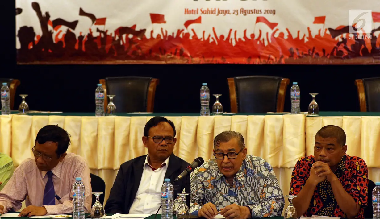 Cendikiawan muslim, Quraish Shihab dalam konferensi pers yang digelar Gerakan Suluh Kebangsaan di Jakarta, Jumat (23/8/2019). Gerakan Suluh Kebangsaan menyerukan semua pihak untuk melakukan pendekatan dialog yang konstruktif dan persuasif terkait permasalahan di Papua. (Liputan6.com/Johan Tallo)