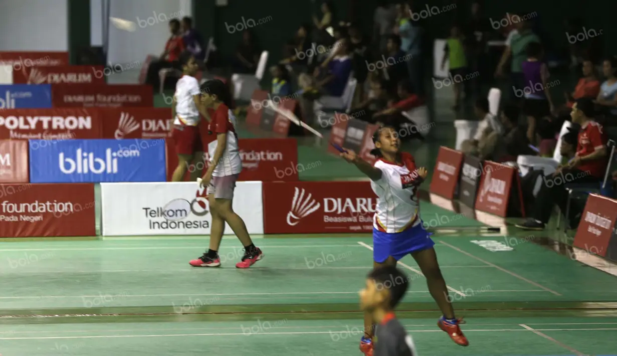 Aksi salah satu pebulutangkis putri usia 15 dalam final Audisi Umum Djarum Beasiswa Bulutangkis 2016 di GOR Djarum, Jati, Kudus, Sabtu (3/9/2016). (Bola.com/Arief Bagus)