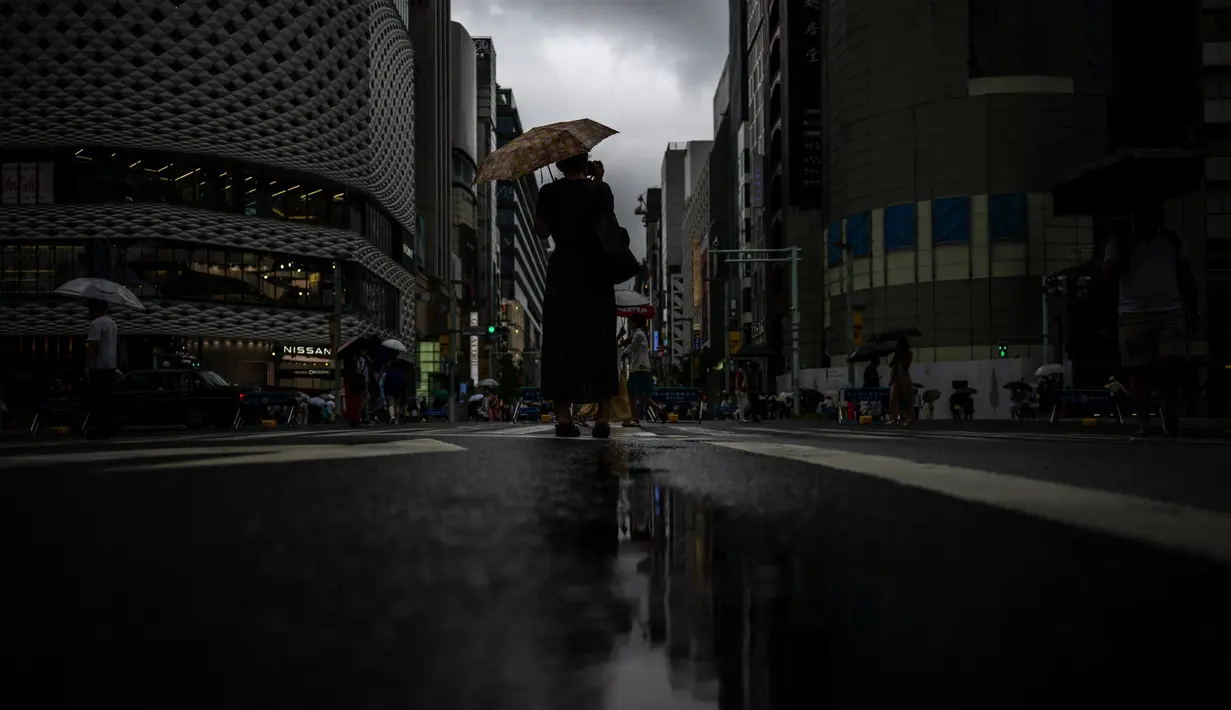 Topan Lan yang sangat kuat Jumat (11/8) sedang bergerak di selatan tenggara Tokyo, Jepang, di Samudra Pasifik. Sebelumnya, pada pekan lalu, sebagian pulau-pulau dan wilayah di Jepang menghadapi Topan Khanun. (AP Photo/Philip Fong)