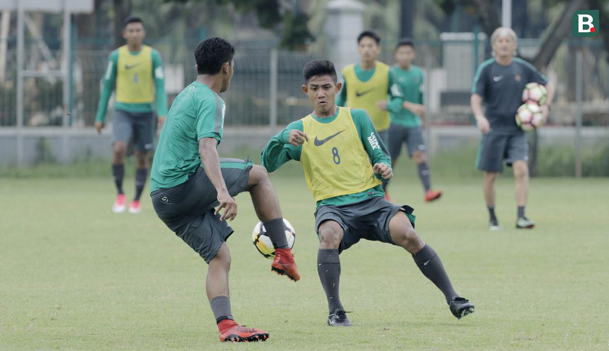 Pemain Timnas Indonesia saat latihan di Lapangan ABC Senayan, Jakarta, Kamis (22/2/2018). Latihan ini dilakukan untuk persiapan Piala AFF U-18 2018 dan Piala Asia U-19 2018. (Bola.com/M Iqbal Ichsan)