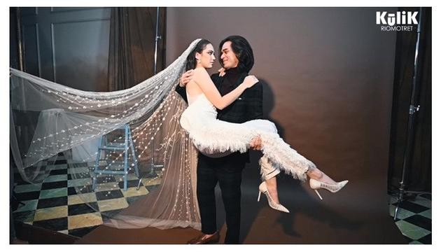 Bikin Baper, Ini 8 Gaya Pemotretan Haico dan Rangga Azof dengan Baju Pengantin