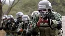 Anggota Angkatan Darat Meksiko melakukan manuver senapan FX-05 Xiuhcoatl buatan Meksiko saat pelatihan pasukan khusus di Pangkalan Militer Los Capulines, Jamay, Jalisco, Meksiko, 21 Januari 2022. Tentara Meksiko melatih 650 anggota keamanan nasional dan keamanan dalam negeri. (ULISES RUIZ/AFP)