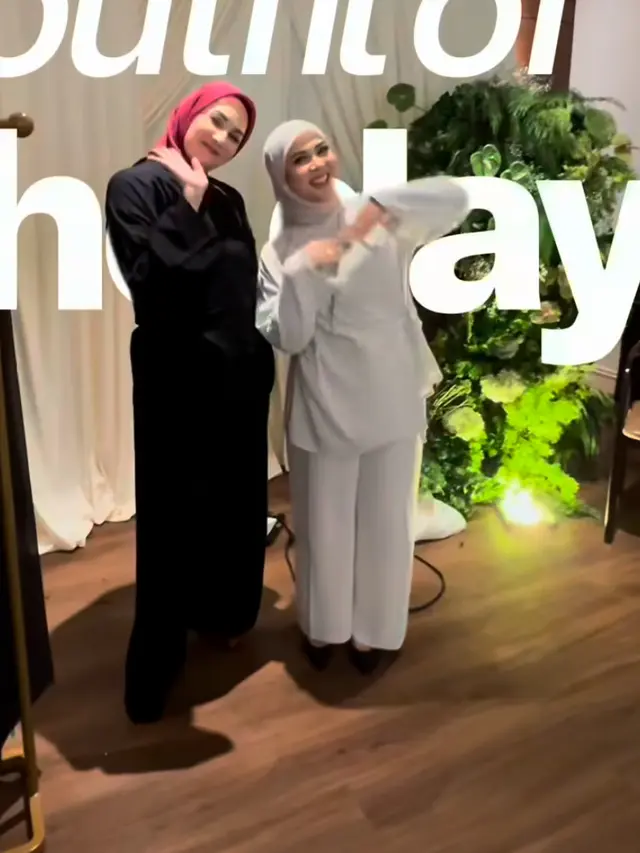 Mona Ratuliu kenakan kerudung dari Koleksi Kesha Ratuliu. [@monaratuliu]