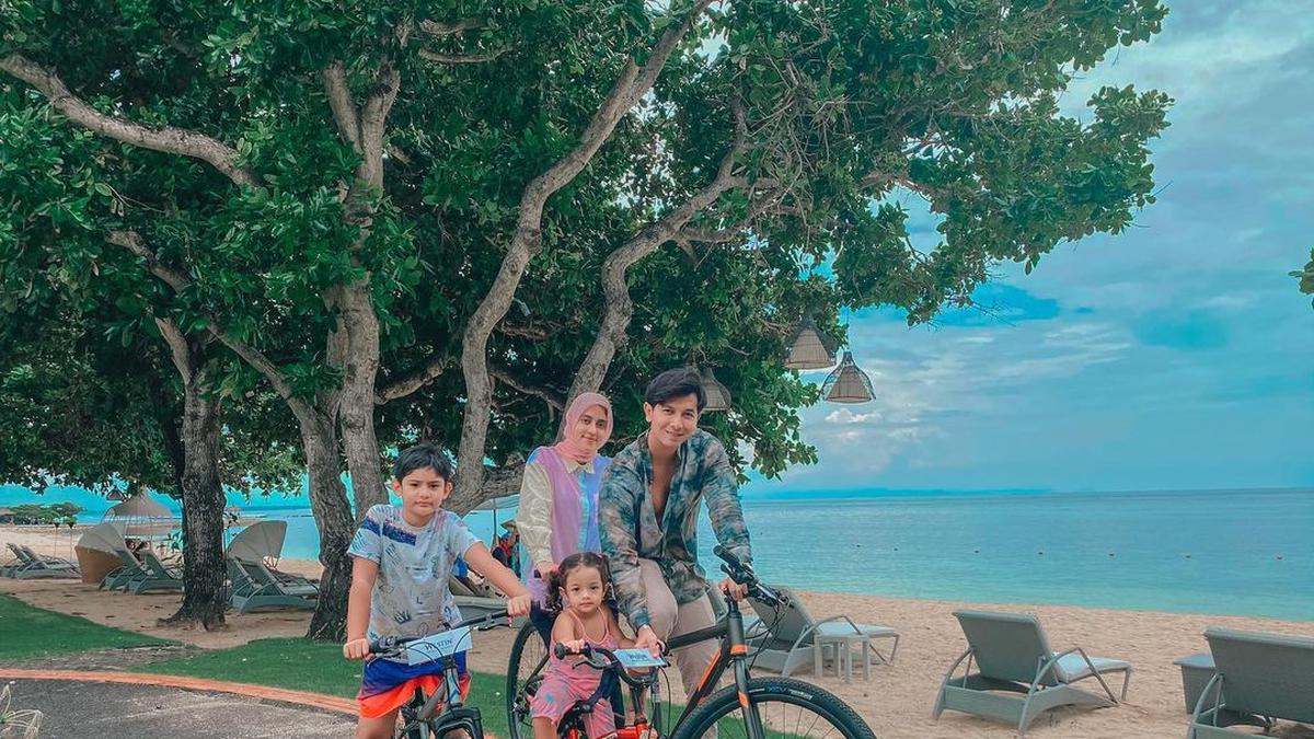 Serasi Kenakan Outfit Warna Pastel, Sonny Septian Ajak Istri dan Anak Pemotretan Keluarga