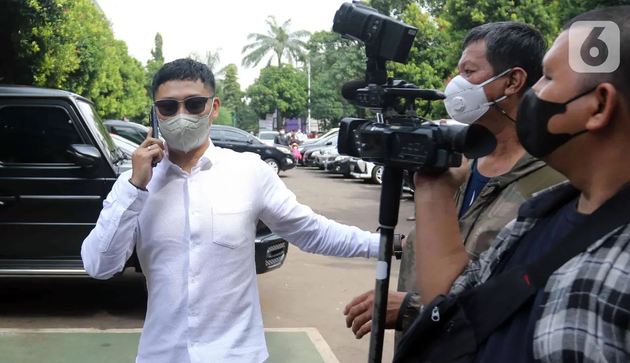 Suami penyanyi Dewi Perssik, Angga Wijaya saat menghadiri sidang cerai perdana di Pengadilan Agama Jakarta Selatan, Senin (4/7/2022). Sidang cerai perdana antara Dewi Perssik dan Angga Wijaya ini beragendakan mediasi. (Liputan6.com/Herman Zakharia)