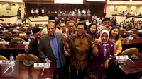 Oesman Sapta Odang bersama Nono Sampono dan Darmayanti Lubis berfoto bersama usai mengikuti Rapat Paripurna lanjutan penetapan pimpinan baru DPD di Komplek Parlemen, Senayan, Jakarta, Selasa (4/4). (Liputan6.com/Johan Tallo)