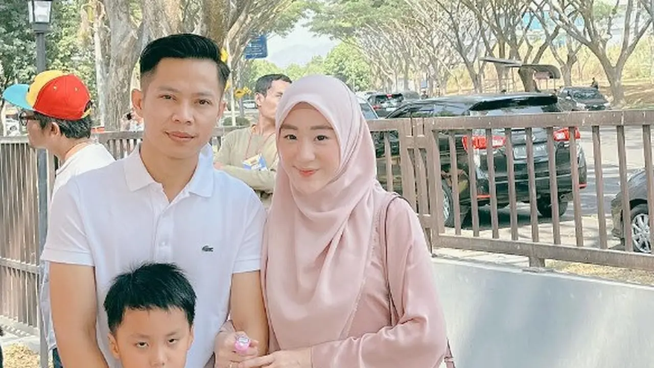 Potret keluarga Larissa Chou di acara sekolah Yusuf (Sumber: Instagram/larissachou)