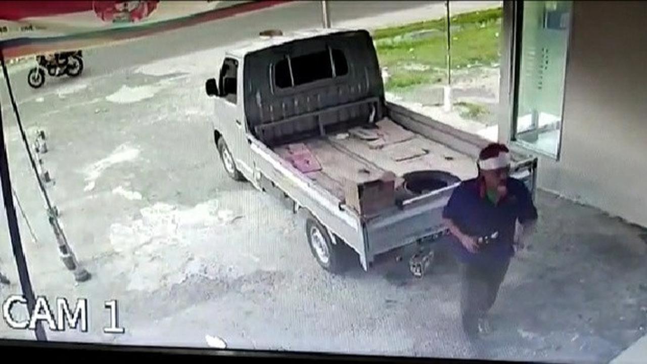 Tangkapan layar video rekaman CCTV saat pria misterius lempari Kantor BRI Cabang Ampana dengan Bom Molotov (Ist)