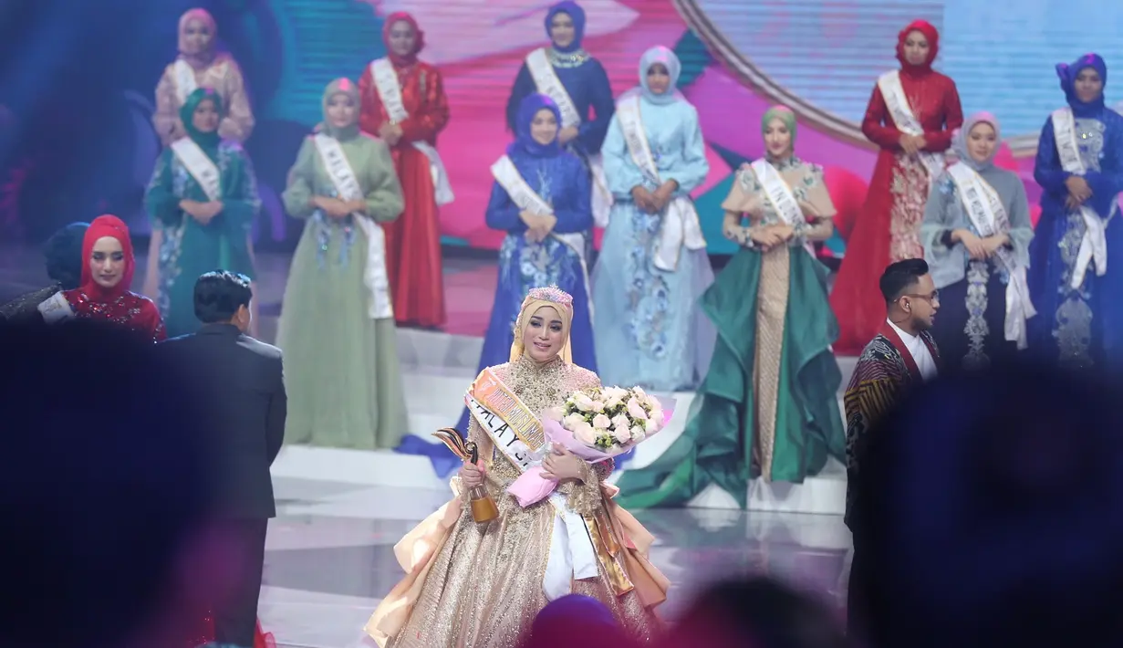 Sebelumnya, tiga finalis di babak tiga besar mendapat pertanyaan yang sama, yakni “Kalau kamu terpilih sebagai puteri muslimah Asia, nilai keislaman apa yang akan kamu syiarkan untuk kebaikan muslim dunia?” (Nurwahyunan/Bintang.com)