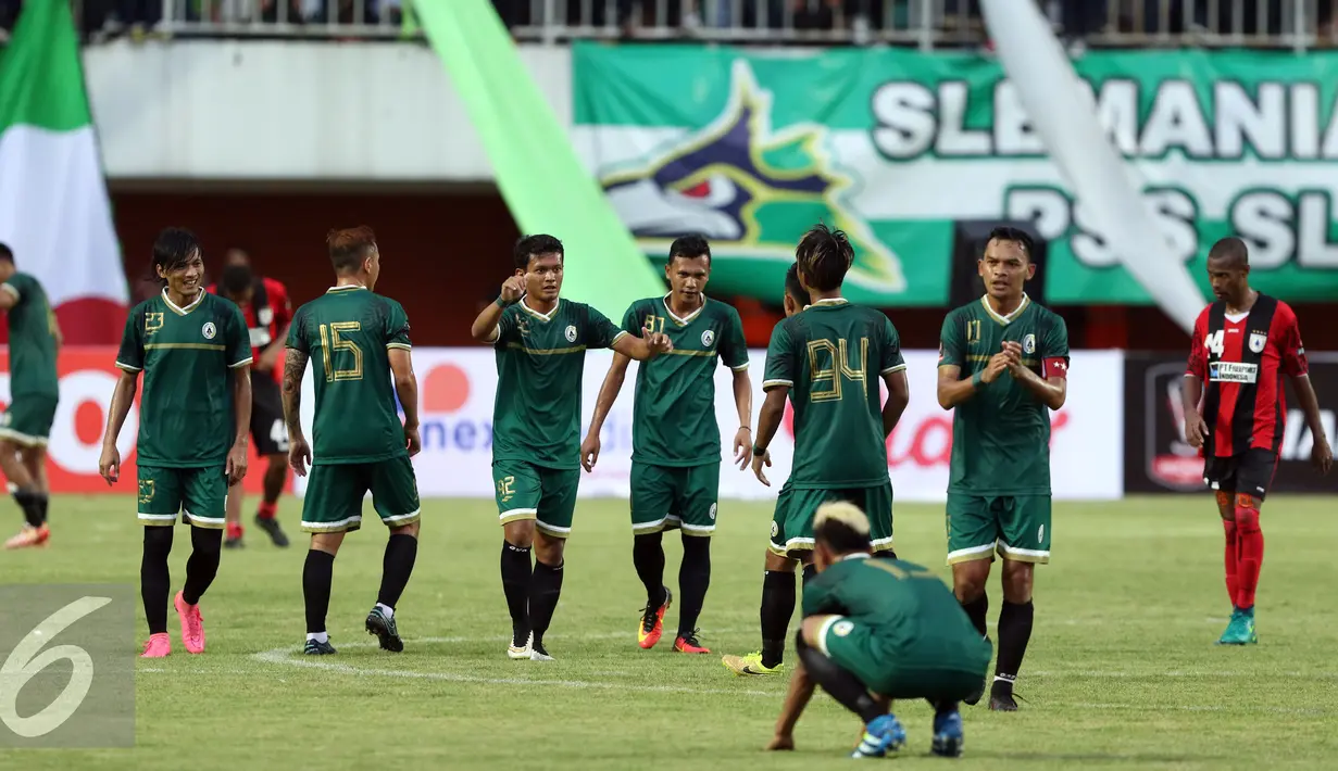 Ekspresi pemain PSS Sleman usai menyelesaikan laga pembuka turnamen Piala Presiden 2017 melawan Persipura di Stadion Maguwoharjo, Sleman, Sabtu (4/2). Laga berakhir imbang 0-0. (Liputan6.com/Helmi Fithriansyah)