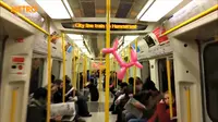 Penumpang kereta bawah tanah di London disuguhi sejumlah 'hiasan' hewan balon di dalam gerbong. Siapa yang memasang?