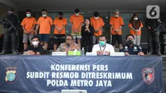 Kabid Humas Polda Metro Jaya, Kombes Pol Yusri Yunus memberikan keterangan kasus pemalsuan surat hasil tes PCR dan swab antigen di Jakarta, Selasa (13/7/2021). Petugas mengamankan barang bukti dokumen pembuatan surat swab antigen dan PCR palsu bertarif Rp170 - Rp 300 ribu. (merdeka.com/Imam Buhori)