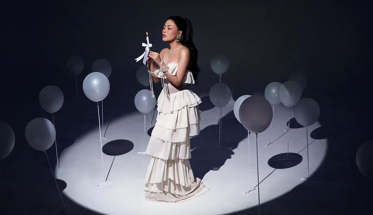 Salah satu foto memperlihatkan perempuan kelahiran 23 September 1995 itu mengenakan tube dress dengan aksen ruffle sambil bertelanjang kaki. [@rachelvennya].