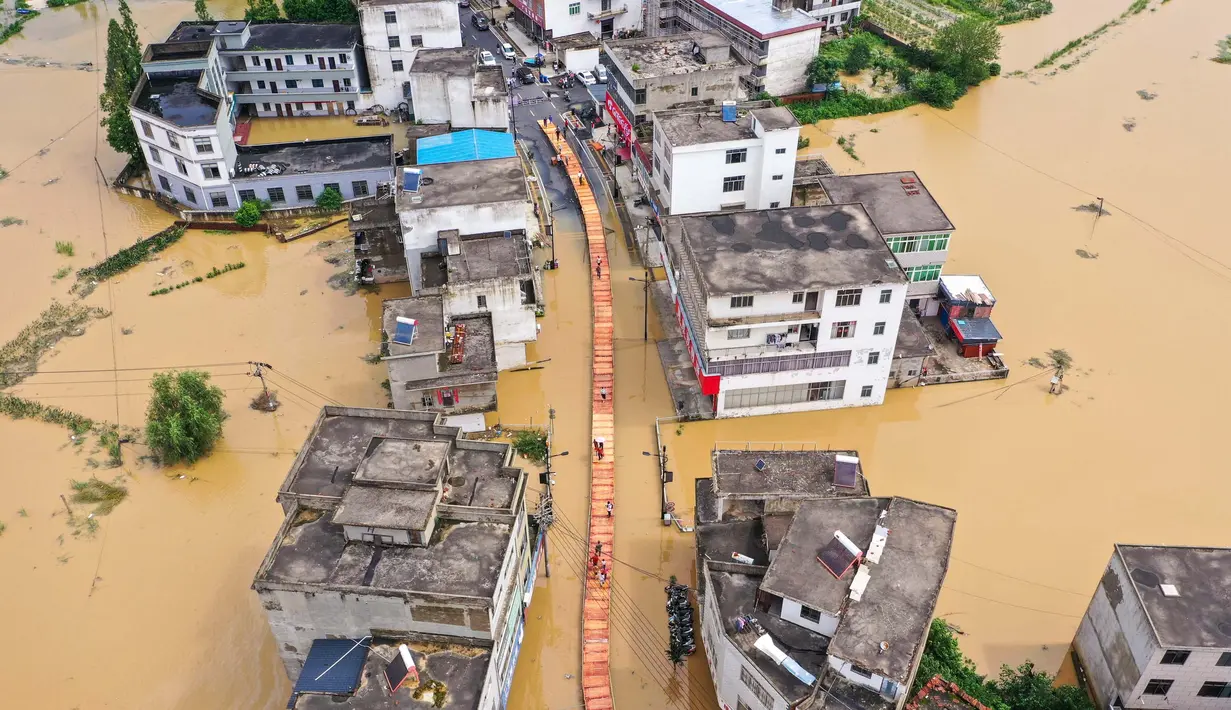 Jembatan tersebut terbuat dari rangkaian susunan papan kayu dan pipa besi. (Foto: AFP)
