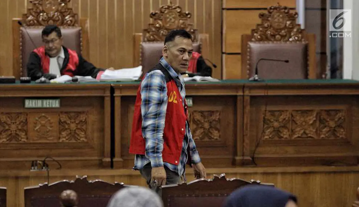 Aktor Tio Pakusadewo saat mengikuti sidang lanjutan beragendakan pembacaan pledoi di Pengadilan Negeri Jakarta Selatan, Kamis (28/6). Tio membacakan langsung nota pembelaan dalam persidangan. (Liputan6.com/Faizal Fanani)