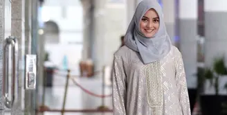Saat ibadah umrah, Ririn Ekawati tampil cantik dengan mengenakan gamis serta hijab. Saat itu, ia umrah mendoakan almarhum suaminya yang sakit. (foto: instagram.com/ririnekawati)