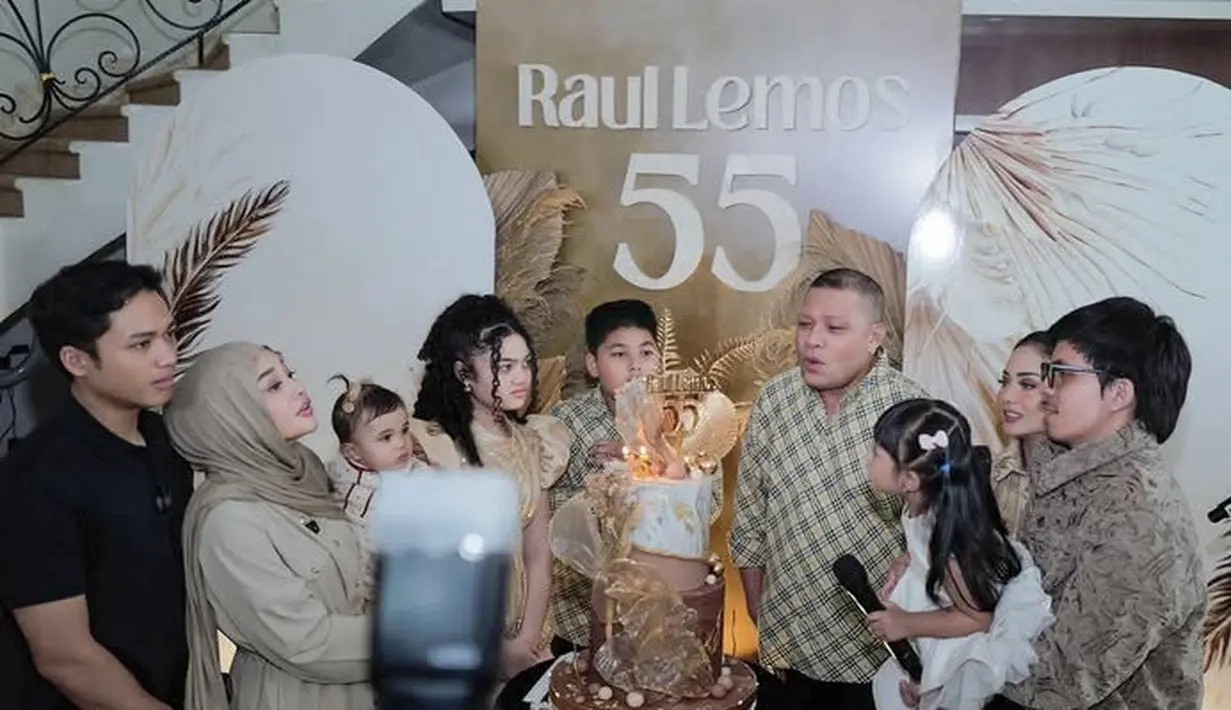 Sementara itu, Aurel Hermansyah memilih tidak mengenakan busana yang serasi dengan Krisdayanti dan adik sambungnya, Amora. Ia tampil lebih kasual mengenakan hijab pashmina bergaya meleyot. [@krisdayantilemos]