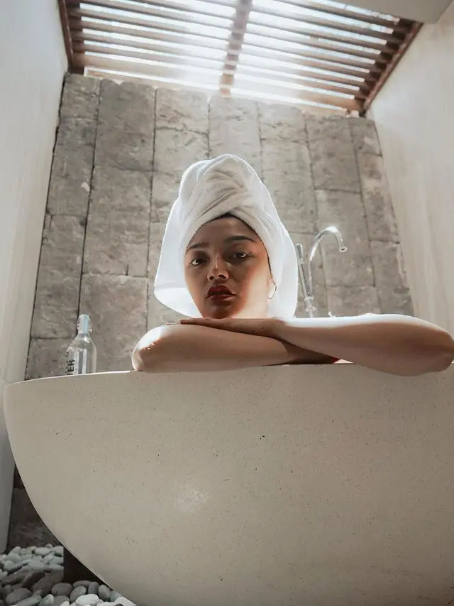 Siti Badriah mengunggah foto sedang berada di bathtub kamar mandi (https://www.instagram.com/p/CEBNV6uHfvM/)