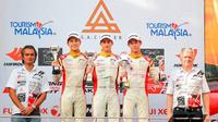 Pebalap Indonesia, Presley Martono (kedua dari kanan), berpose sambil memegang trofi di podium usai finis ketiga pada race 1 seri keempat F4 SEA Championship di Sirkuit Sepang, Malaysia, Kamis (8/12/2016). (Hazrin CRIC/Meritus.GP)