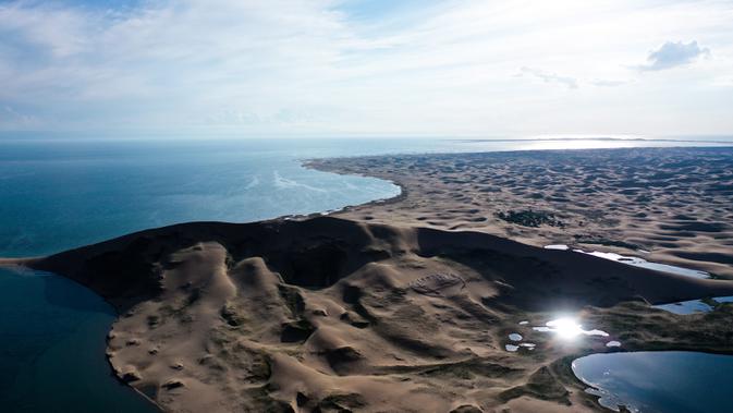 Foto dari udara yang diabadikan pada 28 Juli 2020 ini menunjukkan bagian dari pemandangan Danau Qinghai di Provinsi Qinghai, China barat laut. (Xinhua/Zhang Hongxiang)