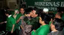 Suryadharma Ali memeluk para peserta Mukernas PPP sambil menangis, Bogor, Kamis (24/4/2014) (Liputan6.com/Johan Tallo).