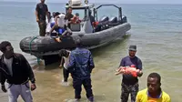 Tiga orang bayi ditemukan tewas di perairan Libya, sementara 100 orang lainnya masih belum ditemukan (AFP)
