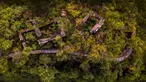 Foto dari udara pada 29 Juni 2020 menunjukkan sisa-sisa peninggalan kompleks desa kuno di Minzhu, sebuah kota di Wilayah Langao, Provinsi Shaanxi, China. Terletak di daerah pegunungan di Gunung Bashan, peninggalan kompleks desa tersebut berasal dari masa Dinasti Ming (1368-1644). (Xinhua/Tao Ming)