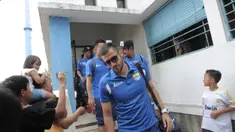 Pemain Persib berangkat menuju Jakarta dari Mess Persib, Jumat (16/10/2015). (Bola.com/Vitalis Yogi Trisna)