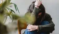 Ilustrasi depresi, stres, social anxiety disorder. (Photo by Liza Summer: https://www.pexels.com/photo/unrecognizable-upset-lady-embracing-knees-sitting-on-chair-6382642/)