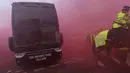 Polisi mengawal bus pemain Manchester City saat tiba jelang pertandingan Liga Champions di stadion Anfield di Liverpool (4/4). (AFP Photo/Paul Ellis)