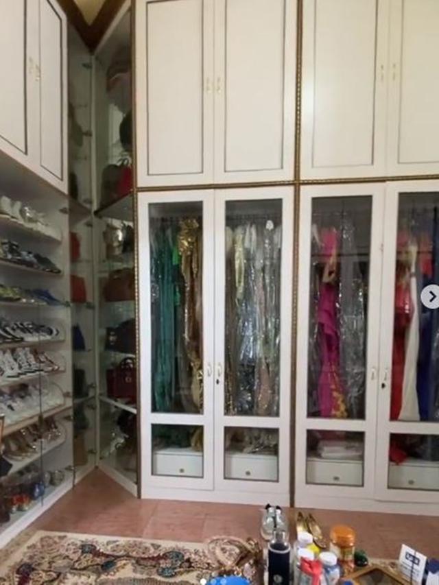 6 Potret Walk in Closet Inul Daratista Penuh Koleksi 