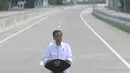 Presiden Joko Widodo (Jokowi) memberikan sambutan saat peresmian ruas  Tol Sragen-Ngawi di kilometer 538 jalan tol Solo-Ngawi, Jawa Tengah, Rabu (28/11). Tol Sragen-Ngawi ini merupakan bagian dari Jalan Tol Solo-Ngawi. (Liputan6.com/Angga Yuniar)