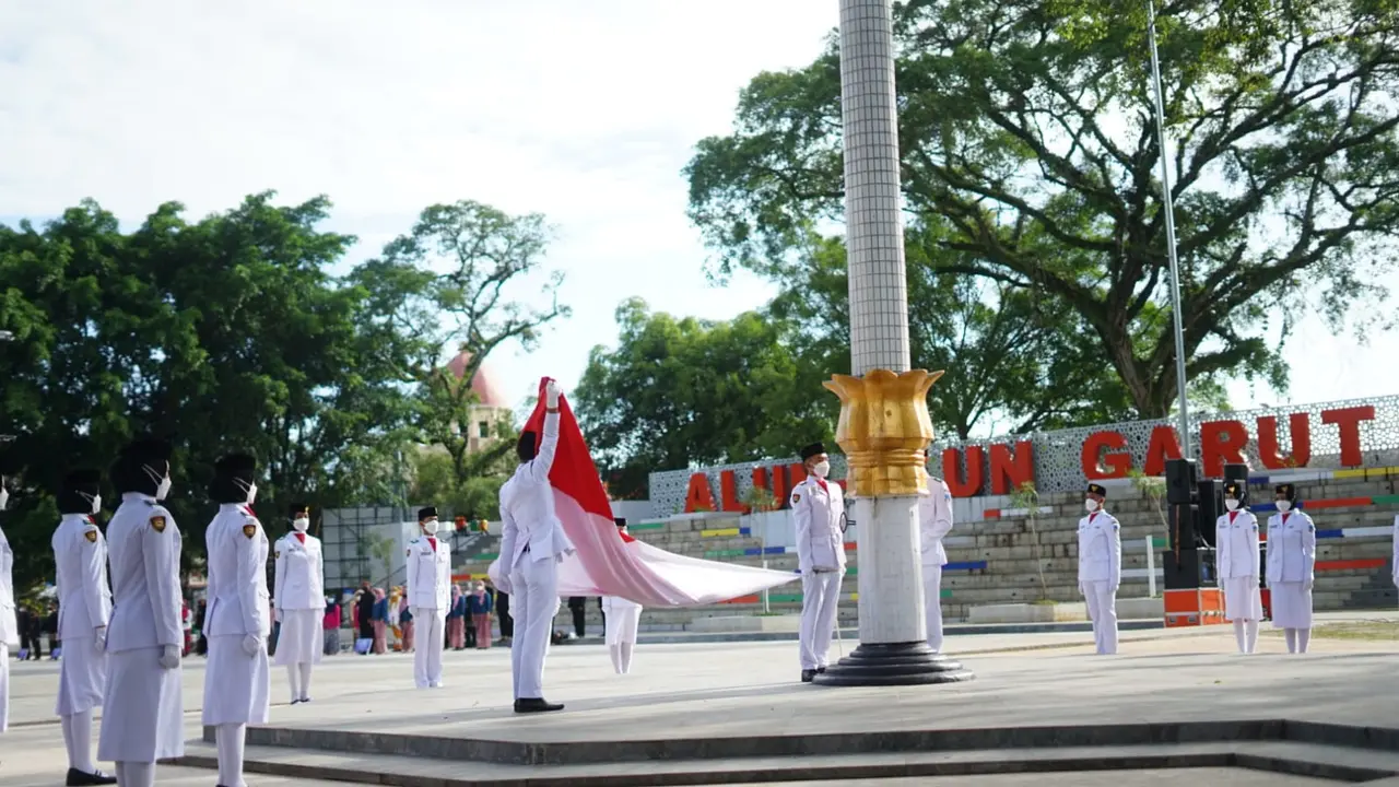 Puncak perayaan ke-209 Hari Jadi Garut diselimuti insiden kecil setelah tali pengait bendera merah putih terputus, sehingga mengganggu penarikan bendera oleh petugas Paskibraka Kabupaten Garut, Jawa Barat.