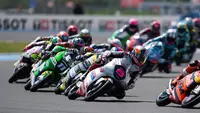 Finis ke-16 Moto3 Hungaria, Veda Ega Pratama Sebut Long Lap Penalty Bikin Perjuangannya Sulit: Tapi Salah Saya kok!