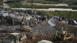 Kesepakatan ini diumumkan oleh Presiden Amerika Serikat, Donald Trump, di tengah upaya negosiasi yang lebih luas dengan Iran. Tampak dalam foto, buldoser tentara Lebanon membangun kembali sebagian jembatan yang hancur akibat serangan udara Israel di Qasmiyeh dekat kota Tyre, Lebanon Selatan, untuk memfasilitasi kembalinya para pengungsi ke desa mereka setelah gencatan senjata antara Hizbullah dan Israel, Jumat 17 April 2026. (AP Photo/Mohammed Zaatari)