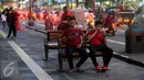 Pengunjung menikmati kawasan pendestrian Malioboro pada sore hari, Yogya, Selasa (5/4). Sejak parkir direlokasikan di Taman Parkir Abu Bakar Ali, kini kawasan Malioboro bebas dari parkir kendaraan bermotor. (Liputan6.com/Boy Harjanto)