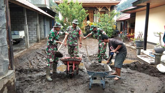 Prajurit Kodim 1626/Bangli bantu membersihkan lumpur di rumah-rumah warga (Liputan6.com/Dewi Divianta)