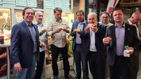 Presiden Brasil Jair Bolsonaro bersama rombongan menyantap pizza sebagai makan malam di trotoar jalan New York, Amerika Serikat (AS). (dok. Twitter @MinLuizRamos)