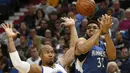 Pemain Minnesota Timberwolves, Karl-Anthony Towns #32 kehilangan bola saat dihadang pemain Golden State Warriors, David West #3 pada laga NBA di Target Center. Warriors menang 116-108. (AP/Stacy Bengs)