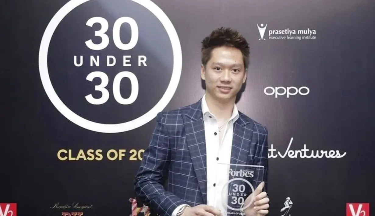 Penampilan pria 27 tahun ini saat memakai setelan jas juga tak luput dari sorotan. Pasalnya, dirinya terlihat cukup berbeda dengan setelan jas motif kotak serta sebuah kemeja putih saat menghadiri acara Forbes Indonesia’s 30 under 30. (Liputan6.com/IG/@kevin_sanjaya)