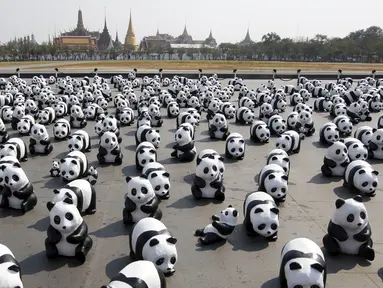 Sejumlah patung Panda berjejer di depan Grand Palace, Bangkok , Thailand , 4 Maret 2016. Patung Panda ini merupakan pameran yang dibuat oleh seniman Perancis Paulo Grangeon. (REUTERS / Chaiwat Subprasom)