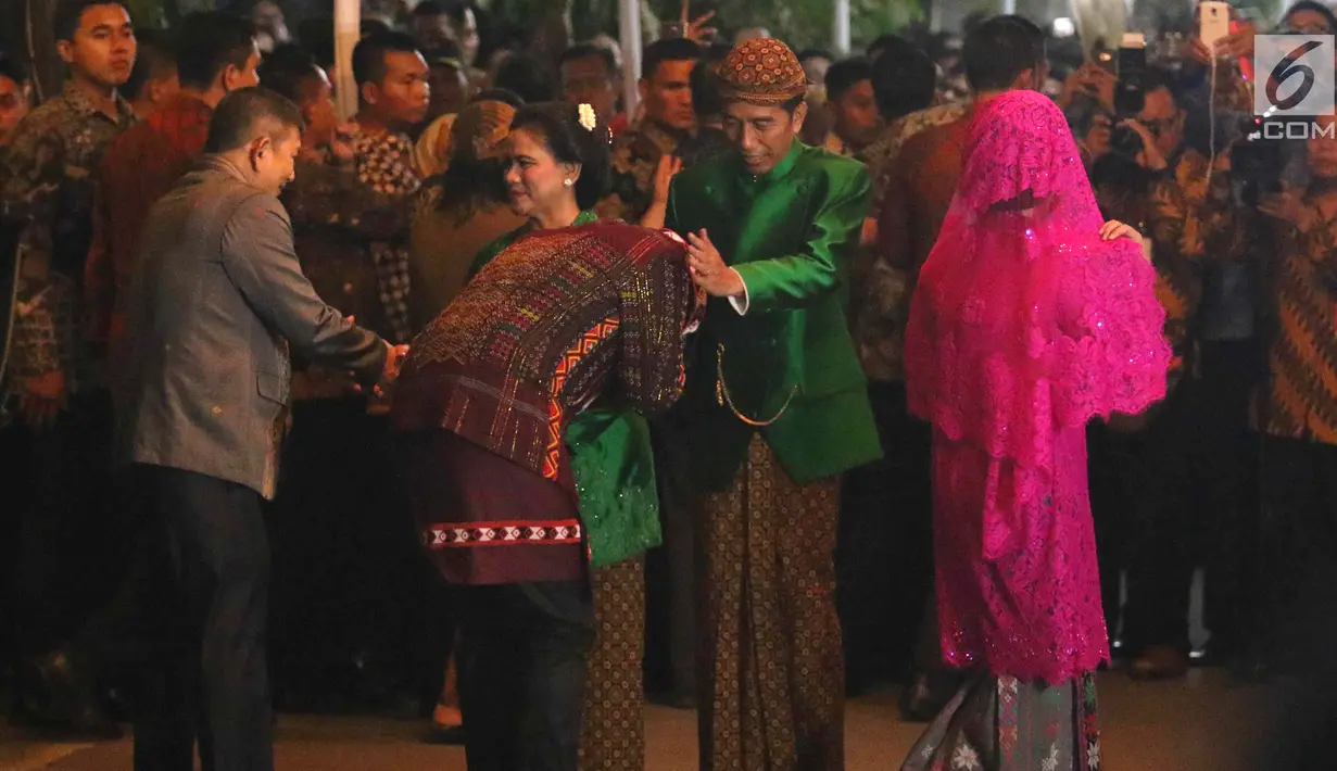Mempelai pria Bobby Nasution sungkem kepada Presiden Jokowi pada acara serah terima Paningset dan Midodareni di kediaman Kahiyang Ayu di Surakarta, Selasa (7/11). (Liputan6.com/Angga Yuniar)